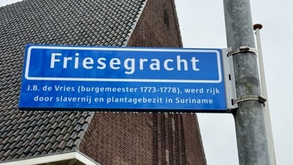 Gemeente Harderwijk heeft eerste twee straatnaamborden met onderschrift