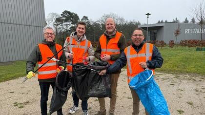 Vrijwilligers ruimen zwerfafval op; ook college met prikkers in de weer