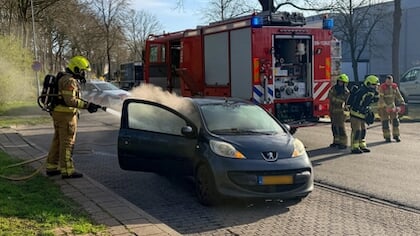 Auto raakt beschadigd door brand in Ermelo