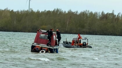 Persoon in nood op boot bij strekdam Wolderwijd