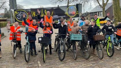 Basisschoolleerlingen van groep 7 fietsen route door Ermelo voor het verkeersexamen