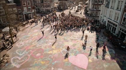 Een ode aan alle Ermelose vrijwilligers met stoepkrijt hartjes: ‘Er zijn zoveel mensen die het verschil maken’