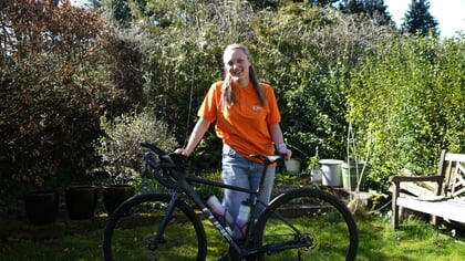 Ermelose Rachelle van Kruistum (21) zwemt, rent en fietst voor het goede doel: ‘Het eerste wat mensen zeggen is: je bent gek’
