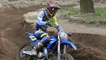 Ondanks de diefstal van zijn motoren is Scott van den Broek (13) dagwinnaar in de strijd om de Bonenberg Cup