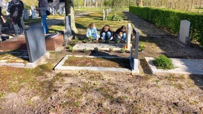 Ook na 81 jaar vloeien nog tranen om het bombardement op de Buldersteeg in Boven-Hardinxveld