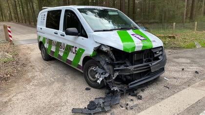 Dierenambulance Noord-West Veluwe total loss na aanrijding; stichting start crowdfunding om snel weer de weg op te kunnen