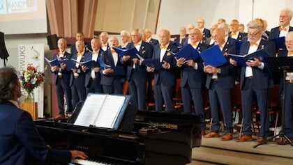 Oranjeconcert van Harderwijks Mannenkoor op Koningsdag met medewerking van Kokkels en Mokkels
