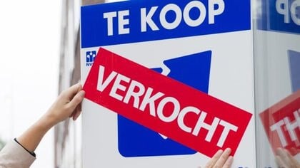 Huizenprijs zakt tot onder de half miljoen euro; aanbod neemt toe