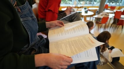 Jaarlijks schooltoneel van leerlingen van Groevenbeek gaat over een bijzonder restaurant: „Het is echt buiten mijn comfortzone”