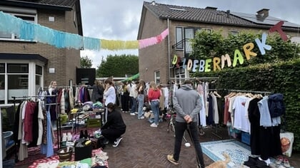 De Loebermarkt in Putten: voor tweedehands kleding en elkaar ontmoeten