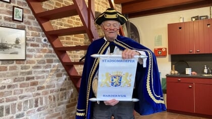 D’ouwe is aloude stadsomroeper én ambassadeur van Hanzestad: ‘Er is geen stad gelijk aan Harderwijk’
