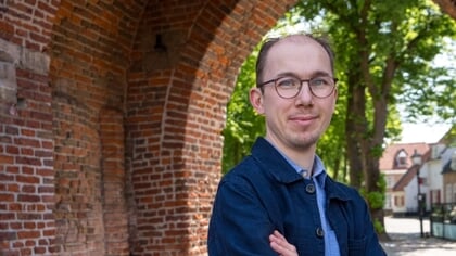 Stadsdichter Marijn Brandsen deelt zijn werk ook met lezers van de Harderwijker Courant en schreef een stadsgedicht over de Lintjesregen
