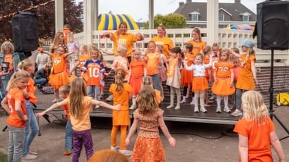 Koningsdag in Ermelo in beeld; samen dansen, samen muziek maken en samen geld zoeken voor de gewenste aankopen