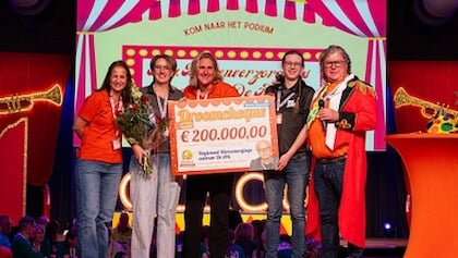 Dierencentrum De Ark verrast met gigantische cheque van Stichting DierenLot