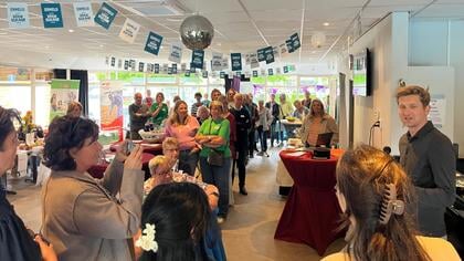 Vrijwilligersmarkt bij Kanovijver trekt veel bezoekers: ‘Met een klein beetje tijd en aandacht, kan iedereen iemand helpen’