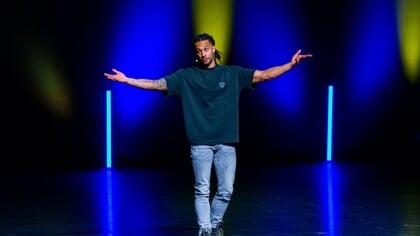Jay Francis fileert de moderne mens in cabaretshow vol humor en scherpe observaties