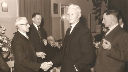 Ermelo Toen 678; wie kent de twee onbekende mannen op deze foto?
