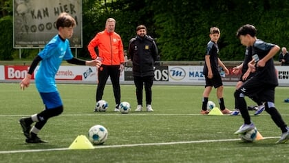 Bondscoach op bezoek bij DVS’33, clinic Koeman voor goed doel