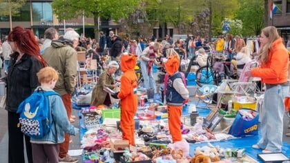 Vrijwilligerstekort bedreigt Koningsdagfeest in Ermelo: ‘Op zo’n dag alleen helpen met de hekken sjouwen is ook al geweldig’