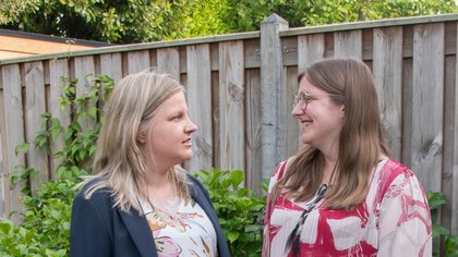 Mariëlle Geurts fietst geld bij elkaar voor zieke zusje Denise die wacht op een donornier: ‘Thuis zit ik soms wel flink te huilen’