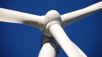 Rendement twee windmolens te laag; plaatsing mede door ontbreken van aansluiting op het net overboord