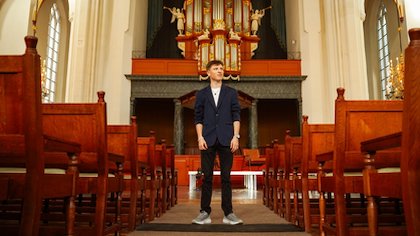 Daan Stevenhagen (21) timmert als pianist aan de weg na lastige jeugd vol gezondheidsproblemen: ‘Ik kan mijn gevoel erin kwijt’