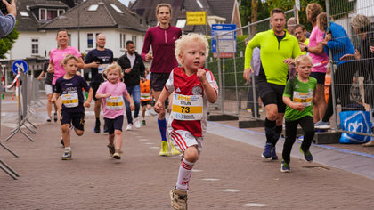 Halve marathon Ermelo (HME) in beeld; bewegen met een grote glimlach