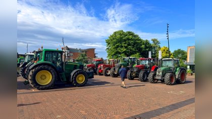 Boeren protesteren bij gemeentehuis tegen Plan Aanpak Veluwe