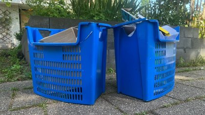 Van blauwe papierbak naar blauwe papiercontainer; verandering heeft wat voeten in de aarde