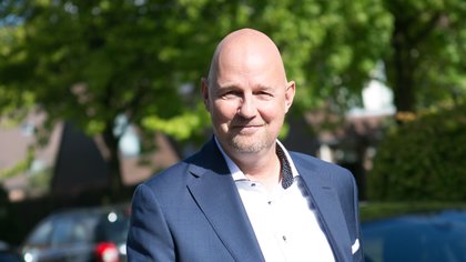 Mark Tukker schrijft clubliederen en songteksten die viraal gaan: ‘Alleen na een paar Bacardi’s, denk ik soms dat ik zing als Frank Sinatra’