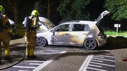 Geparkeerde auto uitgebrand aan Spinderweg in Ede