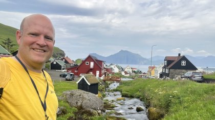 Wethouder Ronald van Veen werkt zomers als vrijwillig reisleider: ‘Er is een wereld buiten Ermelo en die ontdekken is zo mooi’
