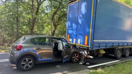 Automobilist gewond bij botsing met vrachtwagen op Leuvenumseweg in Ermelo