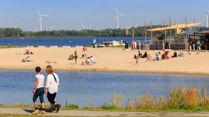 Vervuiling waterkant Strandeiland structureel probleem; gemeente Harderwijk voert groot onderhoud uit