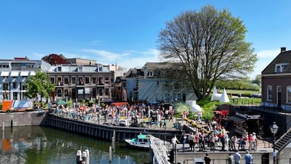 Lingehaven verandert in terras tijdens WijnFestiWal Gorcum