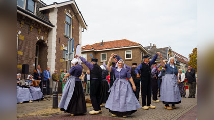 Puttense Boerendansers geven Erfgoed Informatiehuis feestelijke aftrap