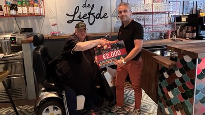 Café de Liefde steunt met cheque Camping ‘FF Weg voor vakantie in eigen stad