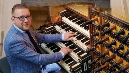 Minne Veldman bespeelt Bätz-orgel in Grote Kerk Harderwijk