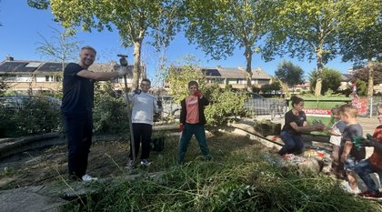 CBS De Schakel viert Burendag in Harderwijk: ‘Als je naast een school woont, heb je daar ook wel eens last van’