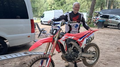 Willem van Eikenhorst (80) stopt na bijna een halve eeuw met motorcross: ‘Ik weet niet of het door mij komt, maar de kinderen zijn aardi..