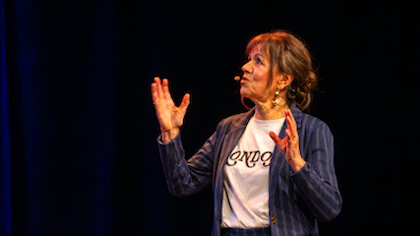 Lia van Bekhoven vertelt op het podium van Het Garnizoen over haar leven als Nederlander tussen de Britten