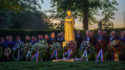 In beeld: veel belangstelling voor herdenking slachtoffers van de razzia in Putten