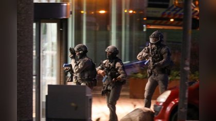 In beeld: Hulpdiensten oefenen terroristische aanslag in gemeentehuis Ede