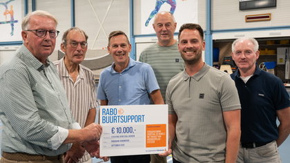 Cheque Rabobank aan sporthal De Rumels in Hierden