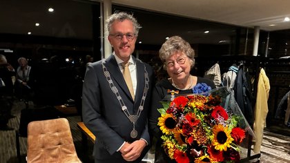 Koninklijke onderscheiding voor Janny van Loo-van der Kolk: ‘Met haar grote toewijding, nauwkeurigheid en warmte is zij onmisbaar’