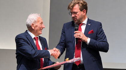 Fontanus viert gouden jubileum met volle zaal; jubilaris Henk van de Beek in zonnetje gezet