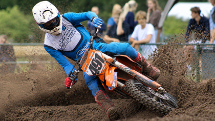 Harderwijkers zien motocrossfinale in Westerbork in het water vallen; Van Wijk sluit seizoen net buiten top tien af