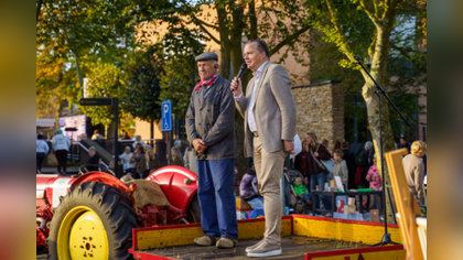 In beeld Ossenmarkt Putten: zonovergoten markt is als ‘Koningsdag en WK-finale in één’