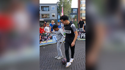 Wereldkampioen Nasser el Jackson daagt Veenendaalse jeugd uit in de pannakooi op de Markt