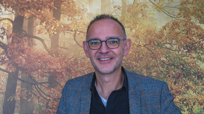 Columnist Marthijn van Leeuwen denkt nu vaak aan ouders die niets meer voor elkaar krijgen: ‘Jij hebt ook recht op een eigen mening’